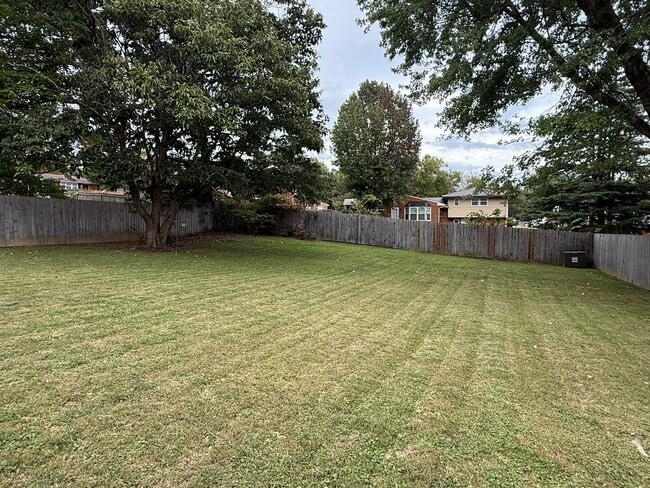 Building Photo - 3 Bedrooms, 1.5 Baths, Ranch in North Roan...