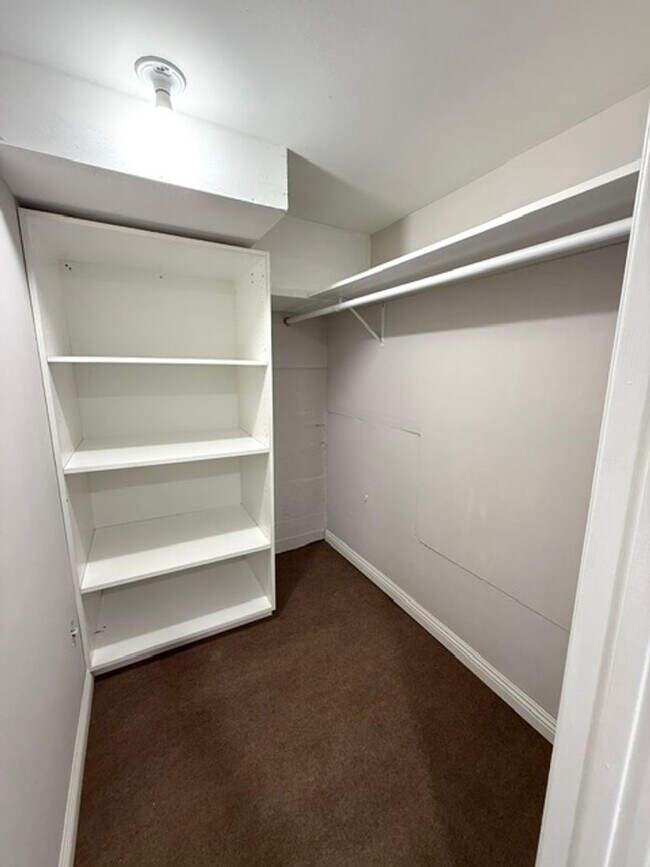 Building Photo - La Cañada Schools-  Family Home - Natural Hardwood, 2 car attached garage, Central A/C, New Appli...