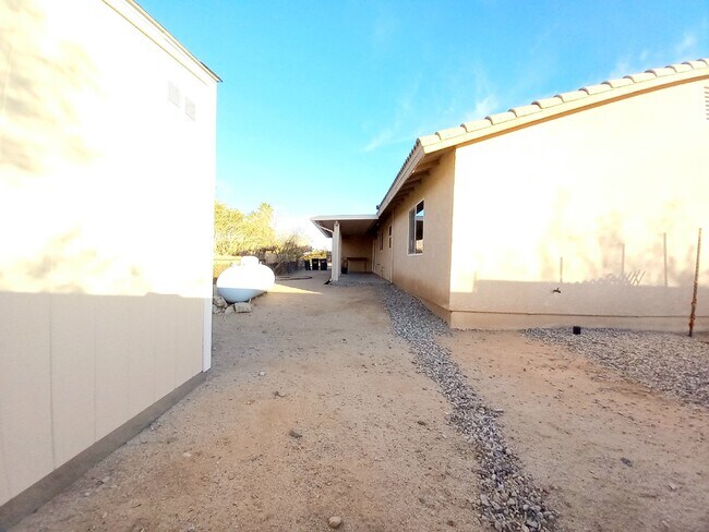 Building Photo - Spacious 3 bedroom, 2 bath with bonus room in Indian Cove