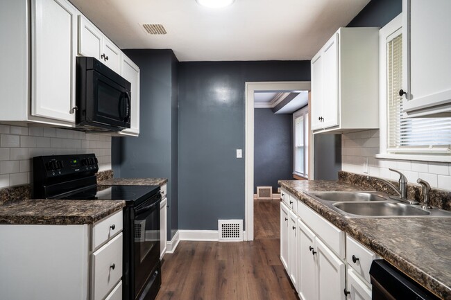 Building Photo - 2bd/1ba Bungalow!!
