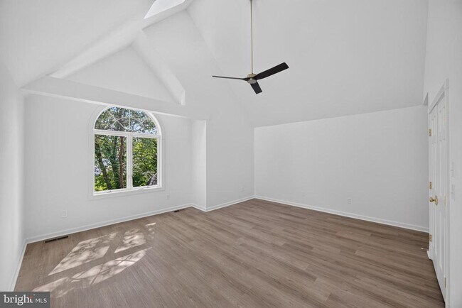 Building Photo - 221 Spring Race Ct