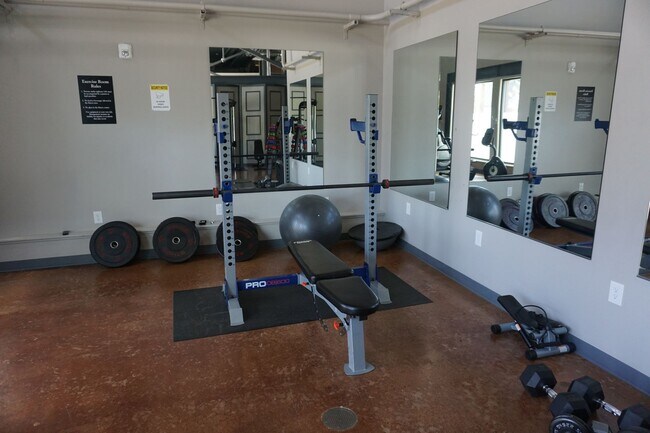 Building Photo - Charming Studio for Rent: Enjoy the Added ...