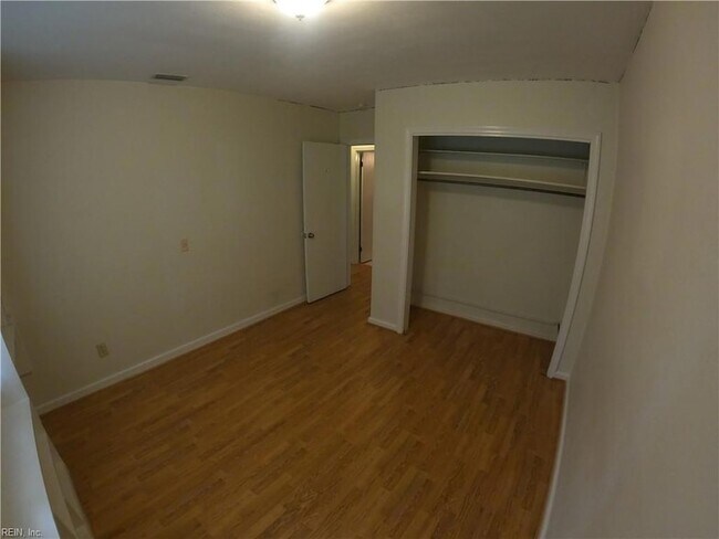 Building Photo - 1725 W 49th St