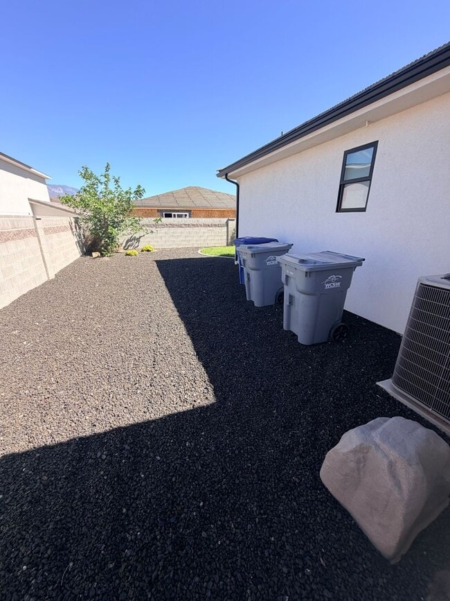 Building Photo - 3 Bedroom, 2 bath home.