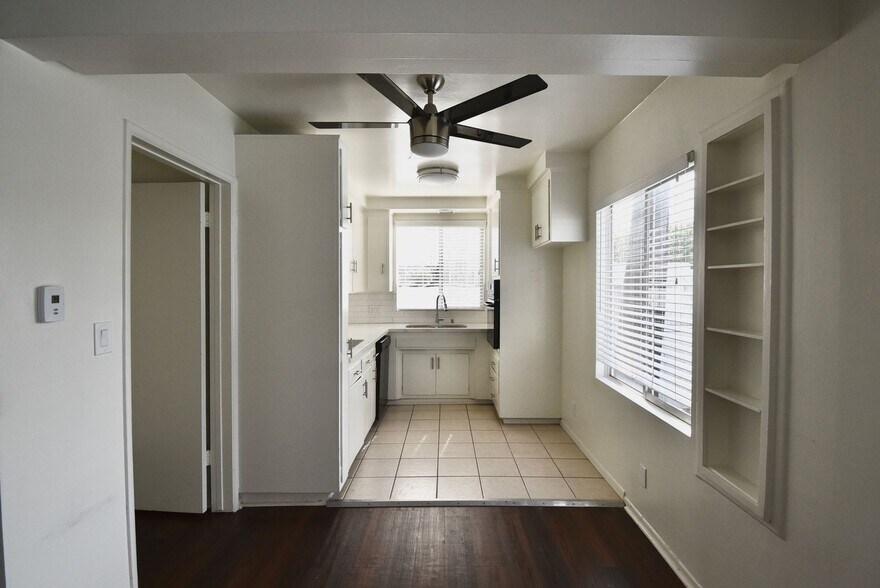 Building Photo - 5230 Vesper Ave