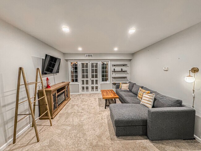 Building Photo - Beautiful Fully Furnished 2 Bed 1 Bath Condo With A Balcony In Desired Cardinal Forest