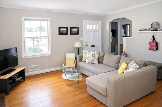 Building Photo - Charming 3BR Colonial with Fully Fenced Yard, Available Now