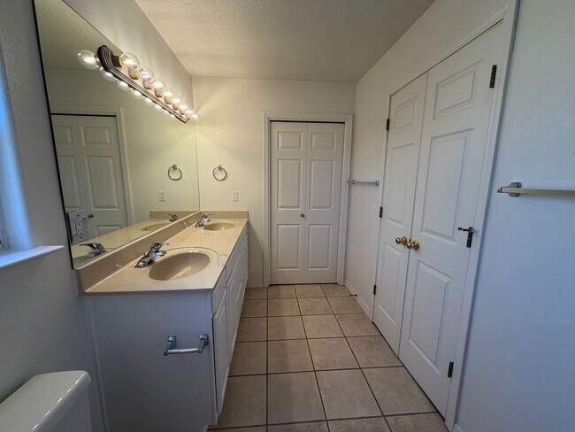 Building Photo - 3 Bedroom Home Near Louisiana Blvd NE & Paseo Del Norte Blvd NE!