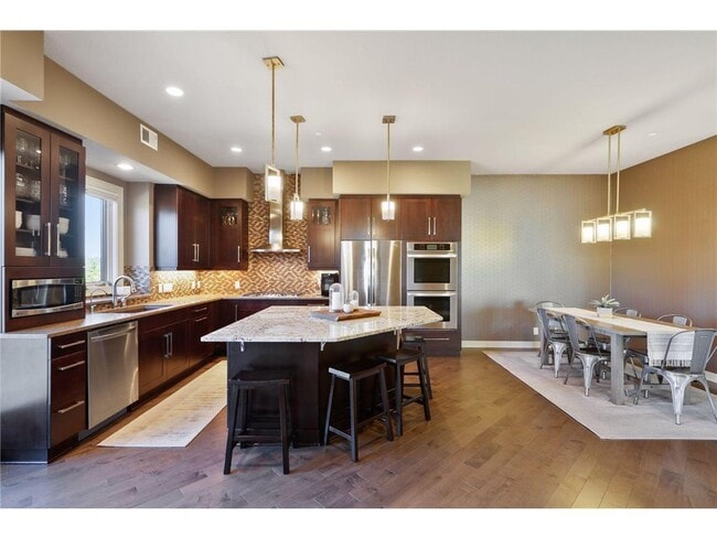 Building Photo - 555 Oak Ridge Pl