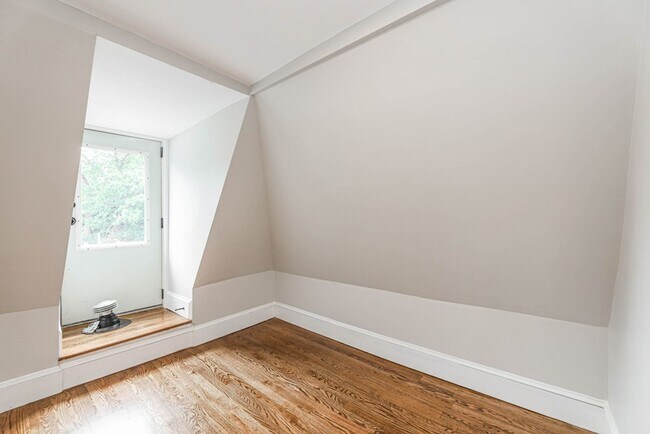 Building Photo - Modern 4bed 3 Bath with 3 parking