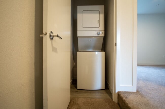 Building Photo - GET $300 + ONE MONTH FREE!! Rare 3 Bed, 2 ...