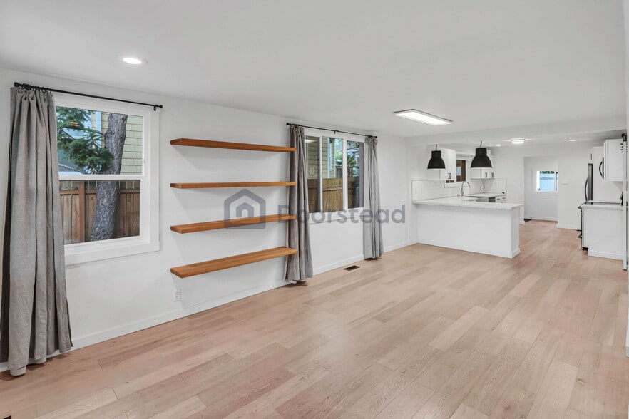 Building Photo - 924 24th Ave S