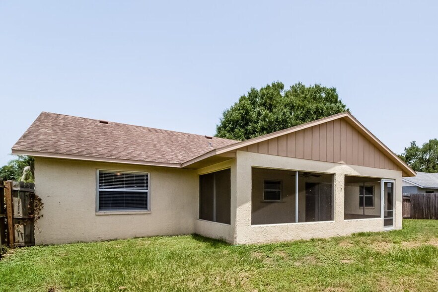 Building Photo - 5102 25th Ave Dr E