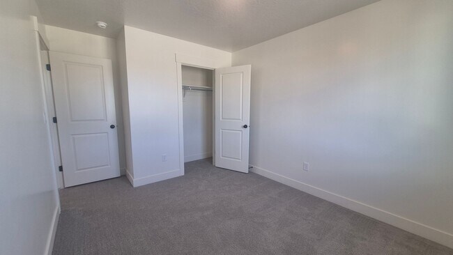 Building Photo - 5677 S Weehawken Ln