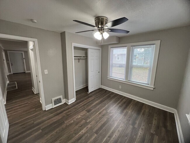 Building Photo - Modern Comfort Meets Convenience in This 4...