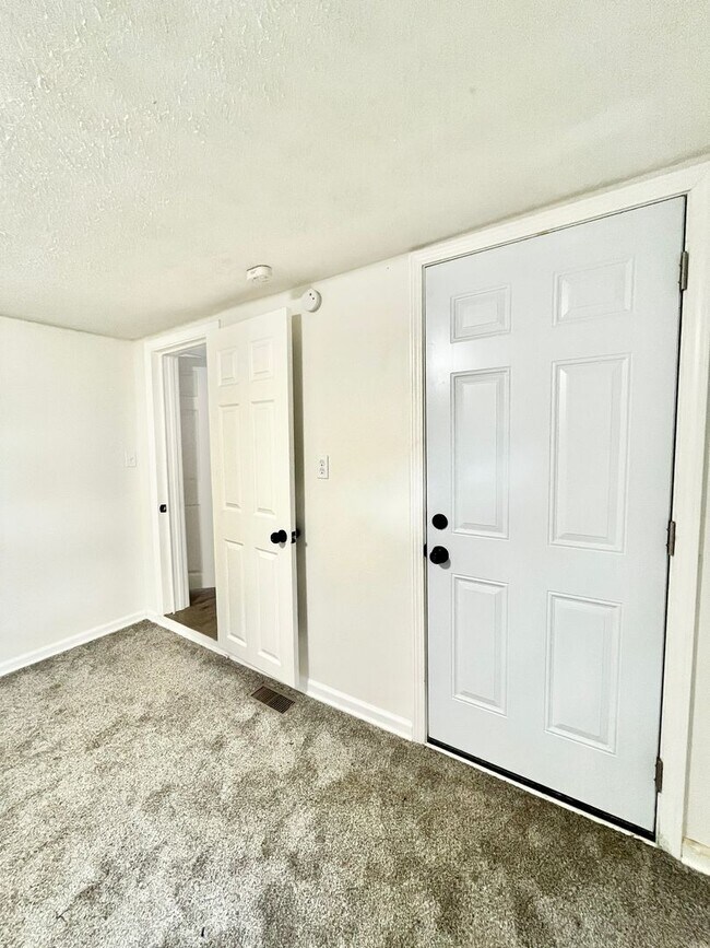 Building Photo - Nice Family Home in the 40215 Area