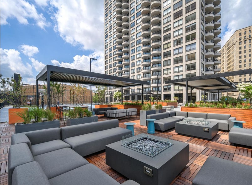 HANG WITH ME - 2020 N Lincoln Park W