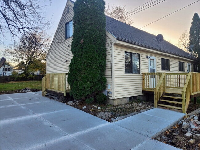 Building Photo - 1627 E Glenwood Dr