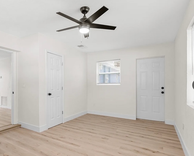 Building Photo - 420 Cinnamon Dr