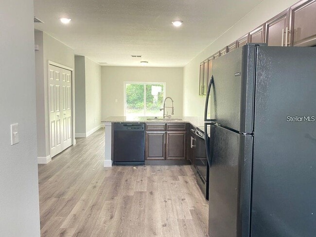 Building Photo - 535 Albatross Dr
