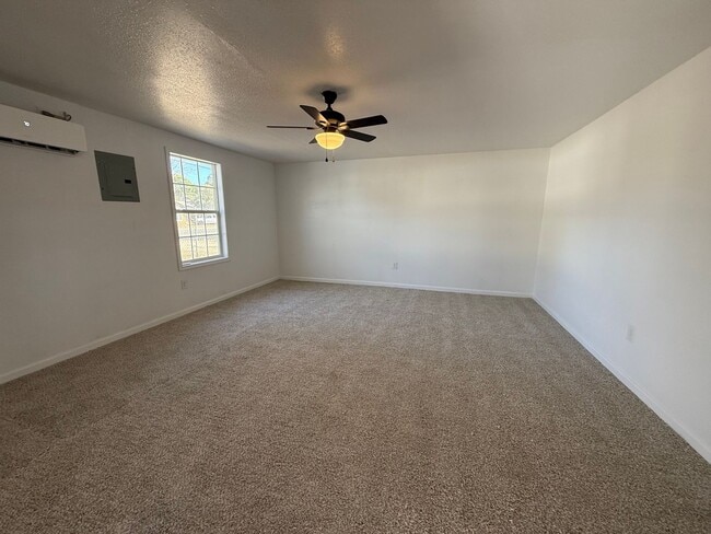 Building Photo - Newly Remolded 2 Bed 1 Bath