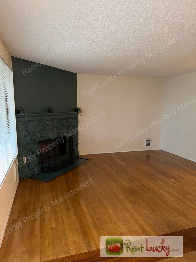 Building Photo - Cozy Kirkland Condo! 1 Bed, 1 Bath w/ Updated Kitchen and Additional Parking!