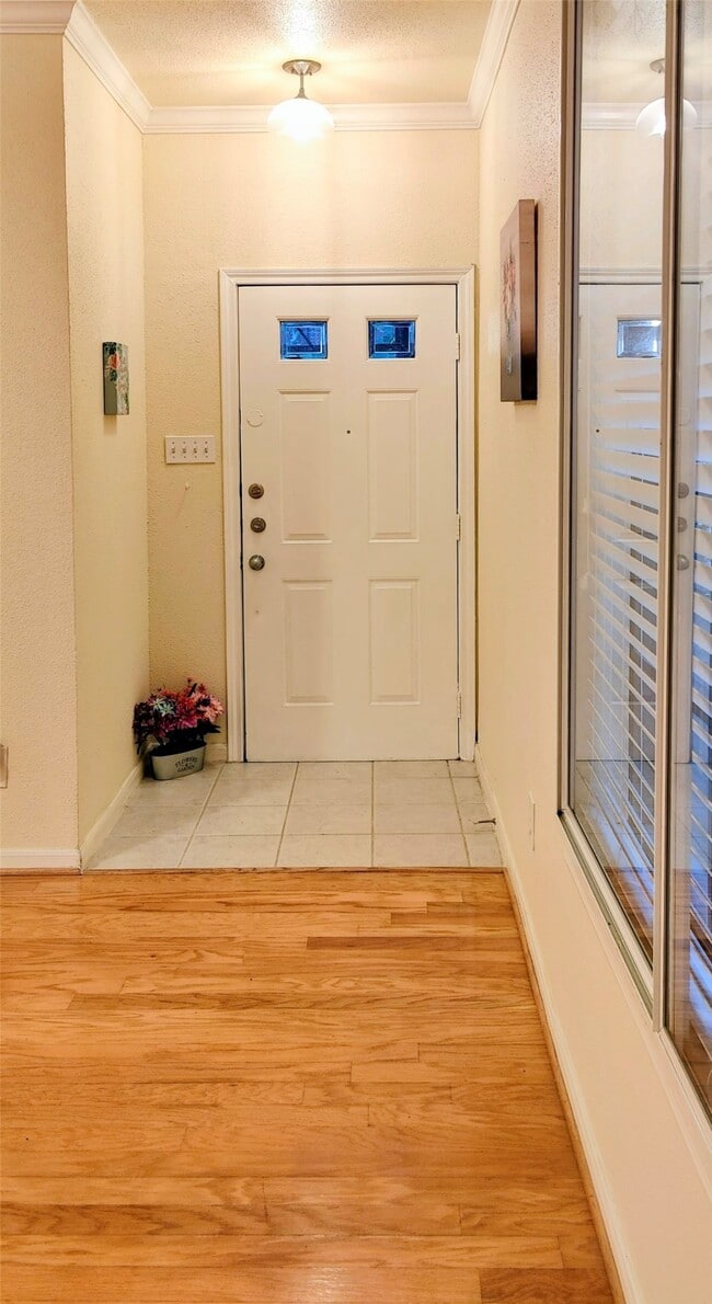 Building Photo - 2255 Braeswood Park Dr