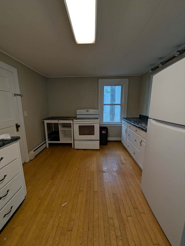 Building Photo - 21 Elm St