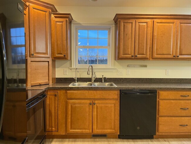 Building Photo - Beautiful 3 bedroom 2 bathroom Rancher in Great Manheim Location!