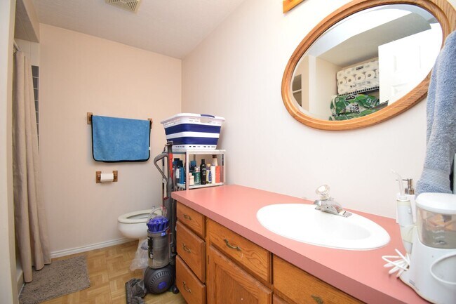 Building Photo - Bright Holladay 4 Bed Home – High Ceilings in Prime Location!!
