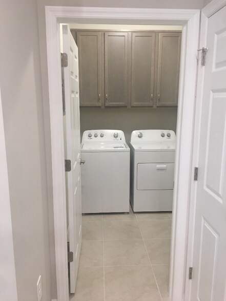 Building Photo - 1126 S Town and River Dr