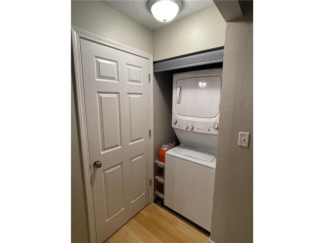 Building Photo - 907 Coulee Rd