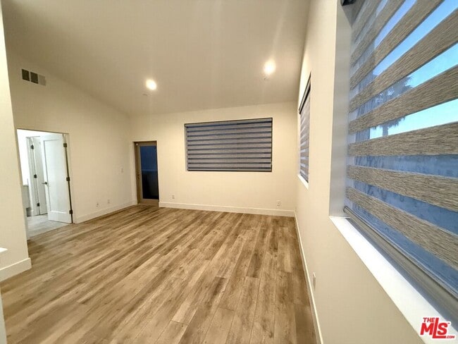 Building Photo - 4737 Elmwood Ave