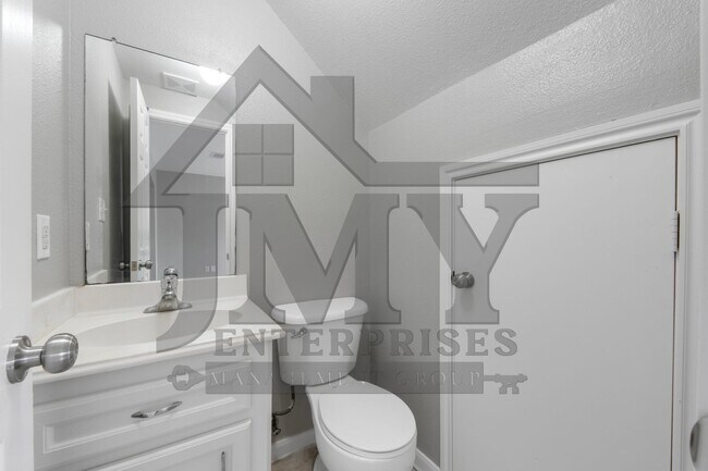 Building Photo - 815 Cravens St