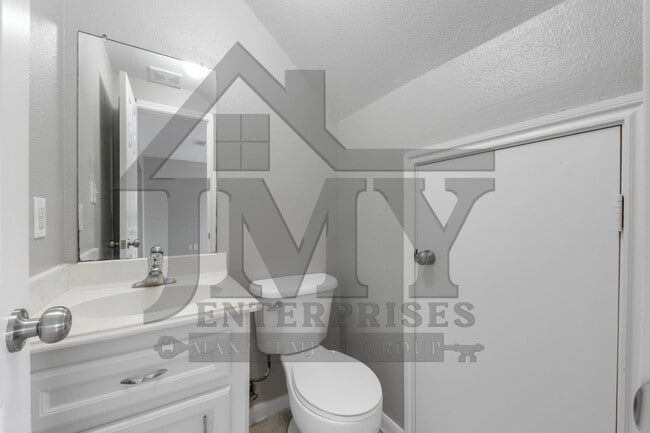 Building Photo - Duplex For Lease