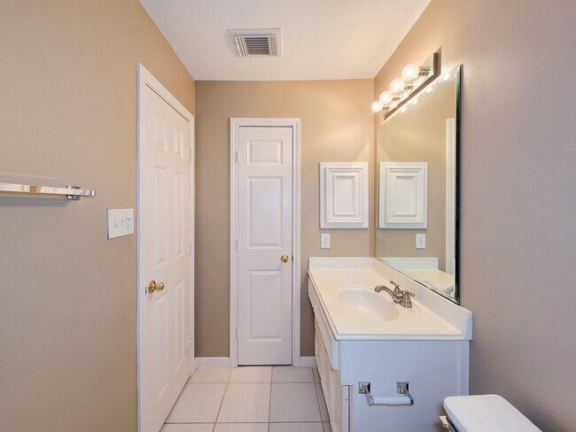 Building Photo - Great opportunity to lease a wonderful town home in the Montrose /Midtown location and within eas...