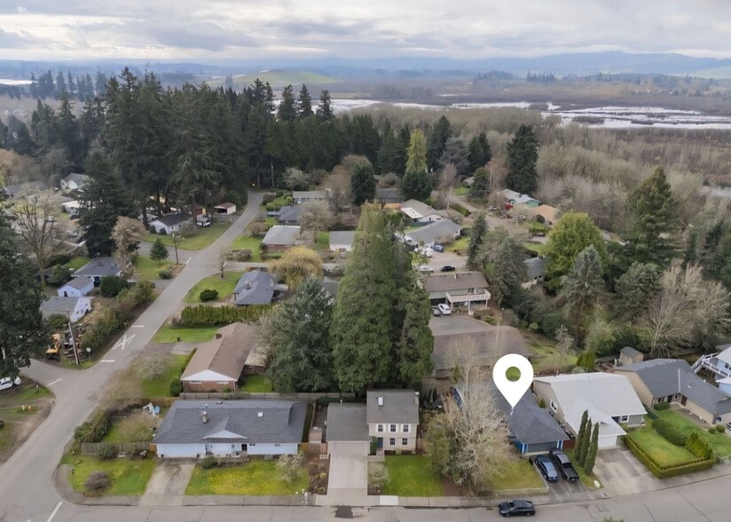 Building Photo - 650 SE Alder Ct