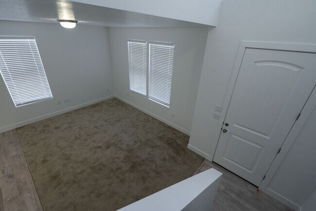 Building Photo - Well Maintained, 3 Bedroom and 2.5 Bathroom Townhome in Desert Color! Internet Included!