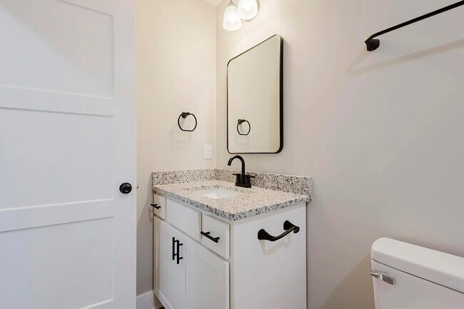 Building Photo - 326 Elm St