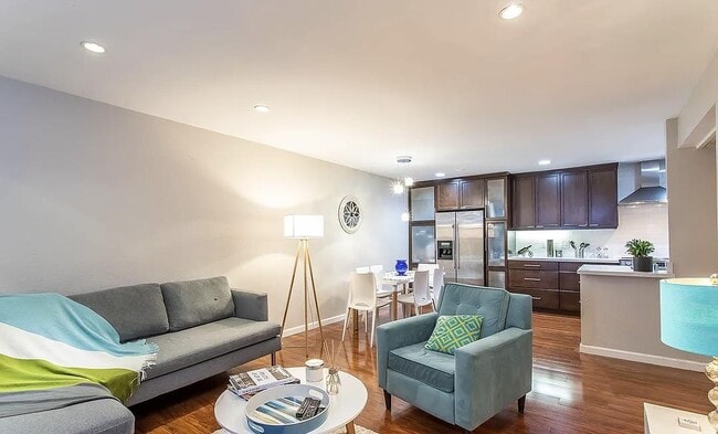 Building Photo - 8530 Holloway Dr