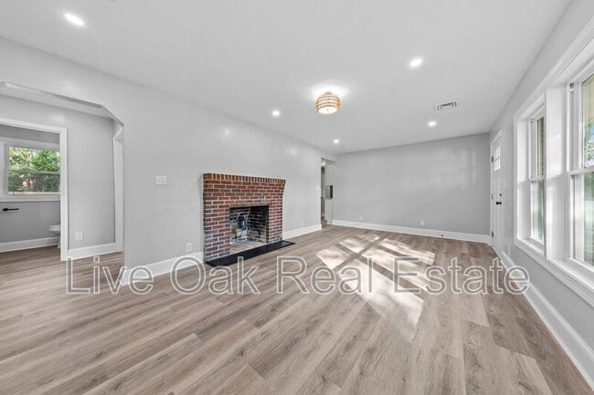 Building Photo - 1557 N Great Neck Rd