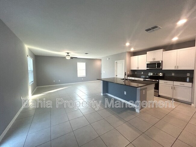 Building Photo - 582 Royal Empress Dr