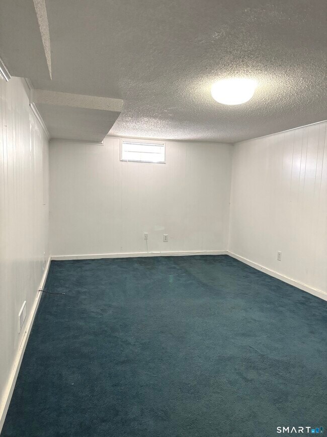 Building Photo - 20 Greenbriar Dr