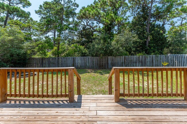 Building Photo - Spacious Home in Navarre!