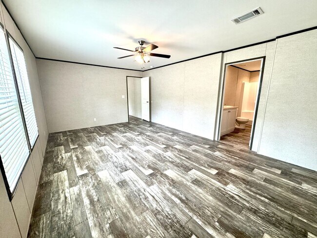 Building Photo - Huge 5 Bedroom 3 Bathroom Hastings Home Lo...
