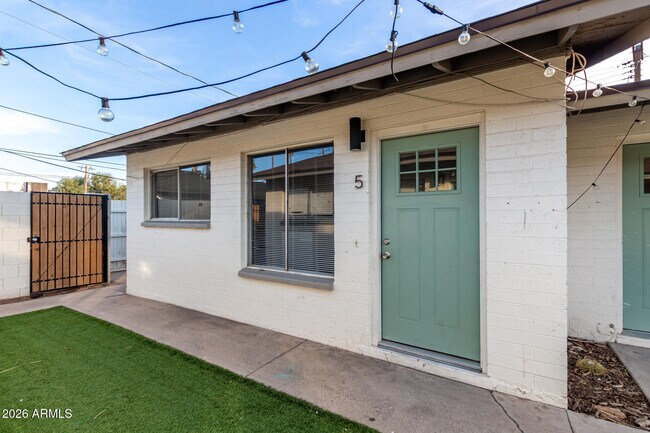 Building Photo - 405 S Priest Dr