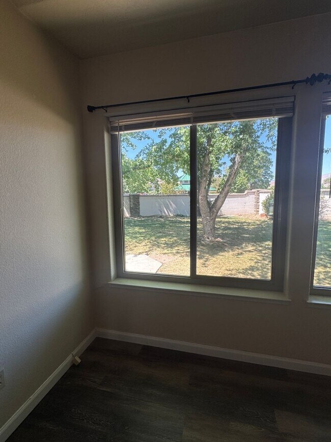 Building Photo - Beautiful Home Located in Gated Golf Course Community!!