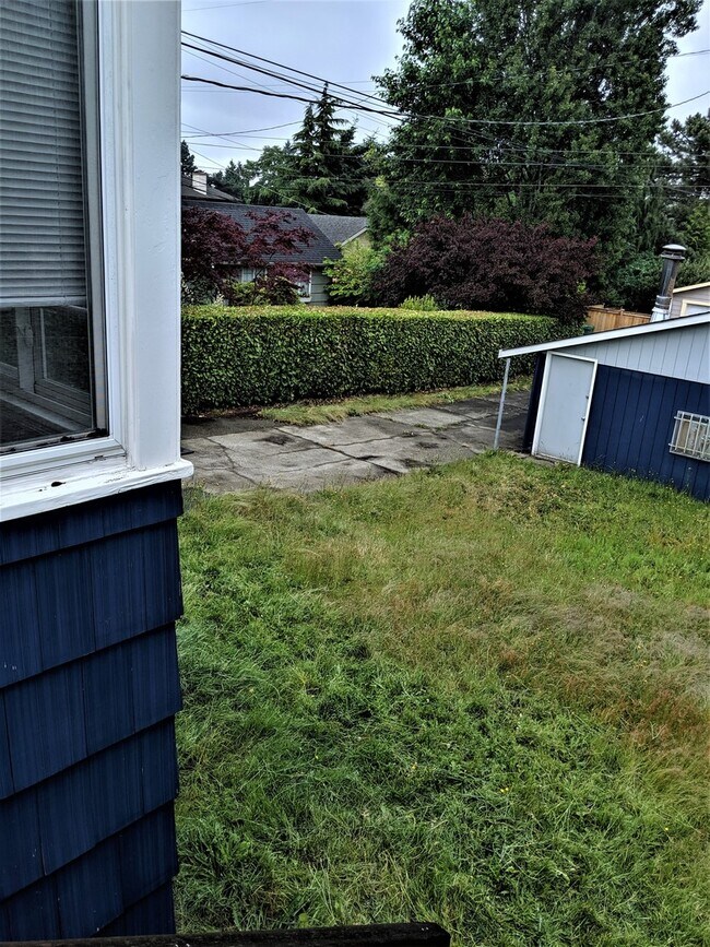 Building Photo - Charming 2-Bedroom Home in West Seattle-Off Street Parking- Large Outdoor Space
