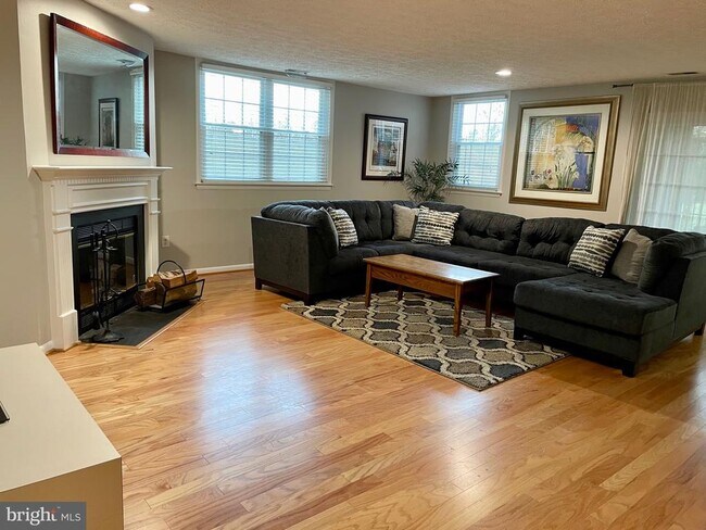 Building Photo - 7 Friendswood Ct