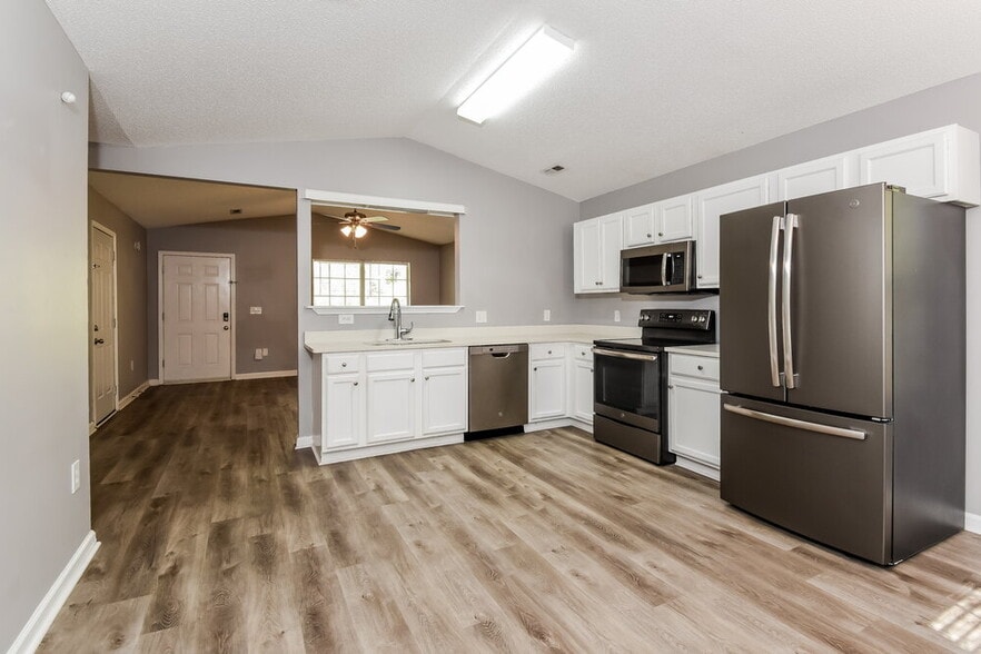 Building Photo - 223 Elm Dr